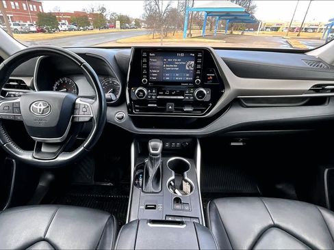 Used 2022 Toyota Highlander XLE image 15