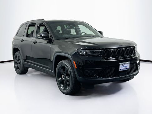 Used 2023 Jeep Grand Cherokee Altitude image 3
