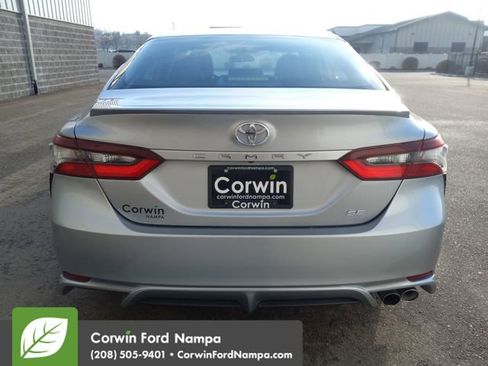 Used 2022 Toyota Camry SE image 4