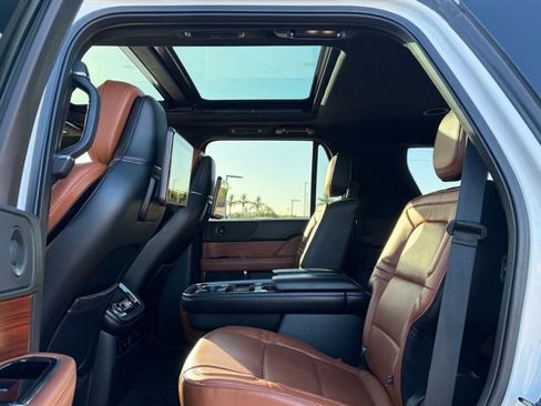 Used 2018 Lincoln Navigator Reserve w/ Technology Package AWD/4WD image 13