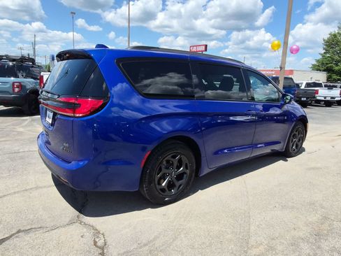 Used 2021 Chrysler Pacifica Touring-L w/ Uconnect Theater Family Group FWD image 8