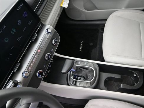 Used 2024 Hyundai Kona SE image 19