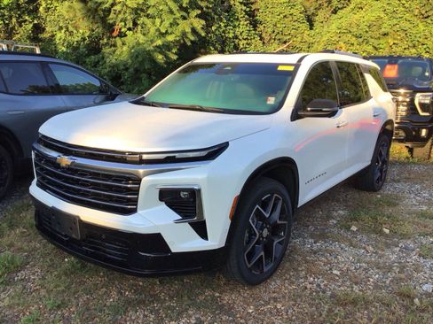 Used 2025 Chevrolet Traverse High Country w/ LPO, Floor Liner Package FWD image 2