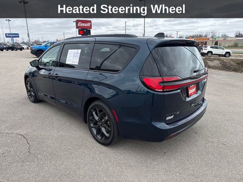 Used 2025 Chrysler Pacifica Limited FWD image 3