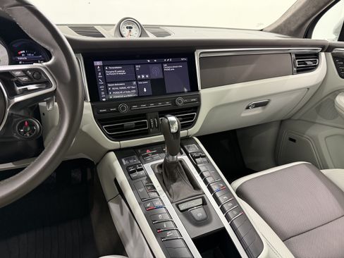 Certified 2021 Porsche Macan Turbo AWD/4WD image 38