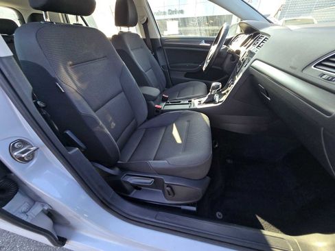 Used 2018 Volkswagen e-Golf SE w/ DC Fast Charging Package image 11