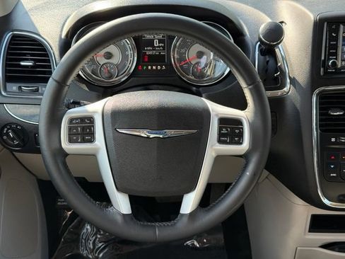 Certified 2016 Chrysler Town & Country Touring FWD image 17