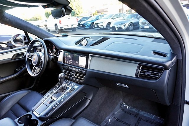 Used 2021 Porsche Macan Turbo AWD/4WD image 16