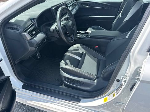 Used 2025 Toyota Camry SE FWD image 9