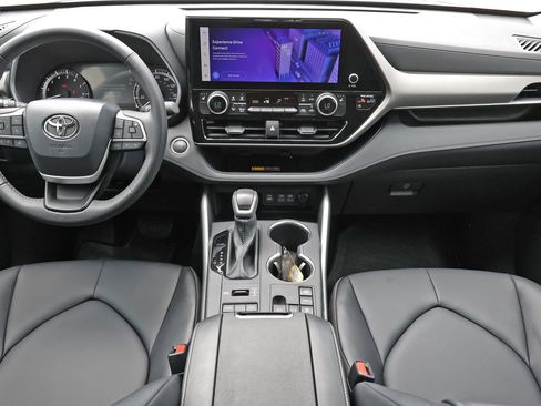Used 2026 Toyota Highlander XLE AWD/4WD image 2