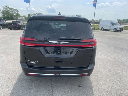 Used 2022 Chrysler Pacifica Touring-L FWD image 9