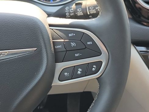 Certified 2023 Chrysler Pacifica Touring-L FWD image 27