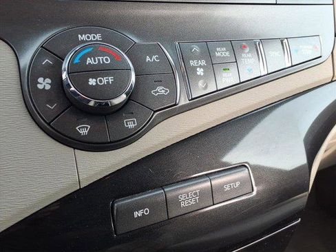 Used 2013 Toyota Sienna LE w/ Towing Pkg image 33