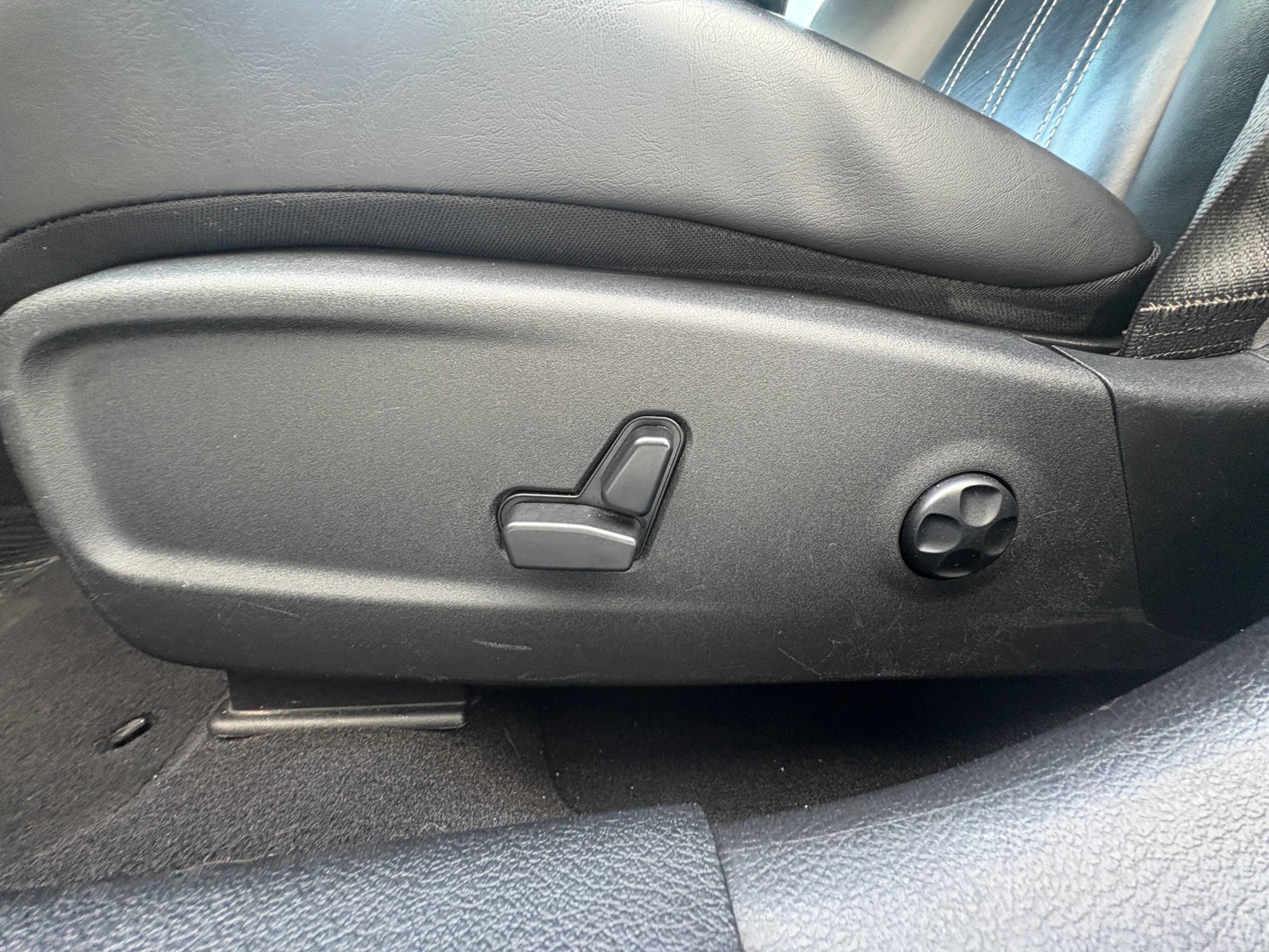 Used 2019 Chrysler 300 S RWD image 25