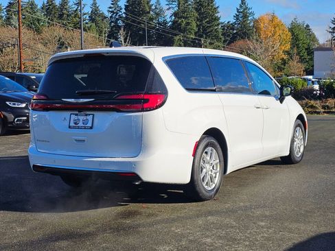 New 2026 Chrysler Pacifica Select image 8