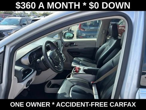 Used 2023 Chrysler Pacifica Touring-L FWD image 14