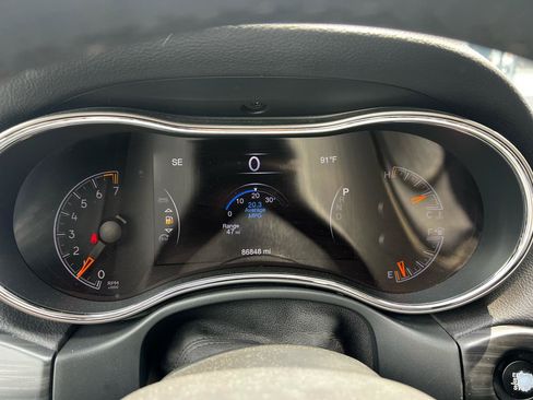 Used 2020 Jeep Grand Cherokee Laredo AWD/4WD image 16