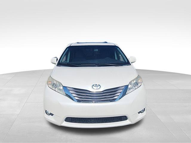 Used 2015 Toyota Sienna XLE w/ XLE Navigation Package FWD image 4