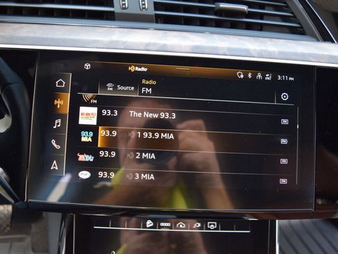 Used 2022 Audi e-tron Premium image 65