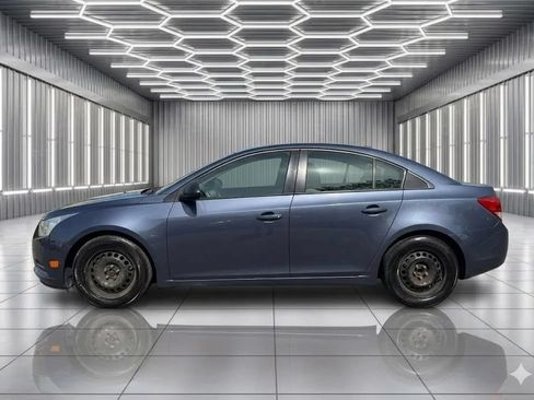 Used 2013 Chevrolet Cruze LS FWD image 2