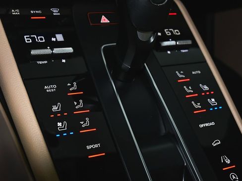 Used 2023 Porsche Macan AWD/4WD image 27