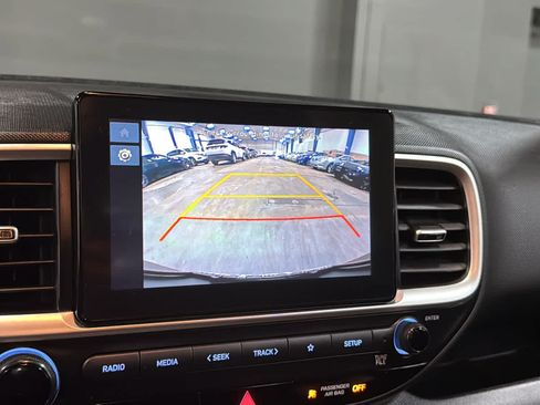 Used 2023 Hyundai Venue SE FWD image 16