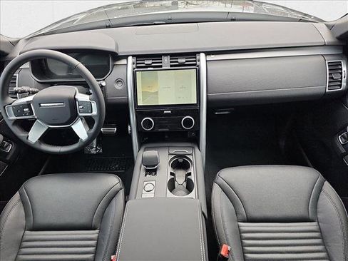 New 2025 Land Rover Discovery Dynamic SE image 9