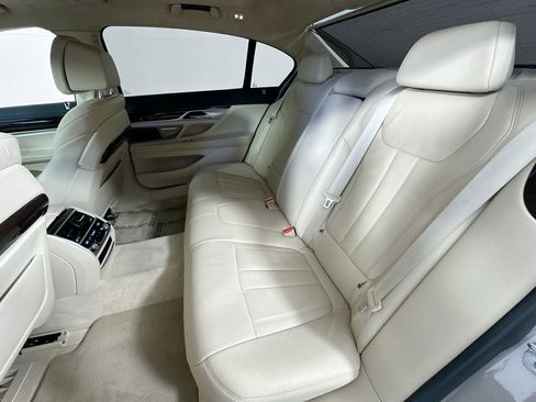 Used 2022 BMW 740i w/ Interior Design Package image 26