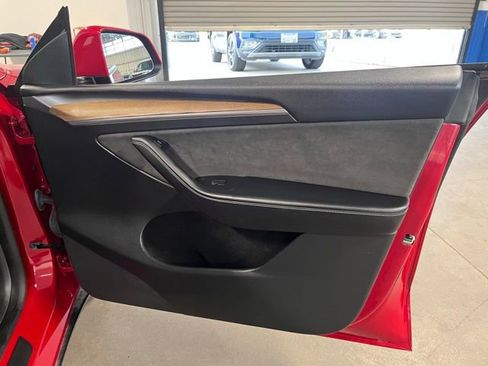 Used 2022 Tesla Model Y Long Range image 12