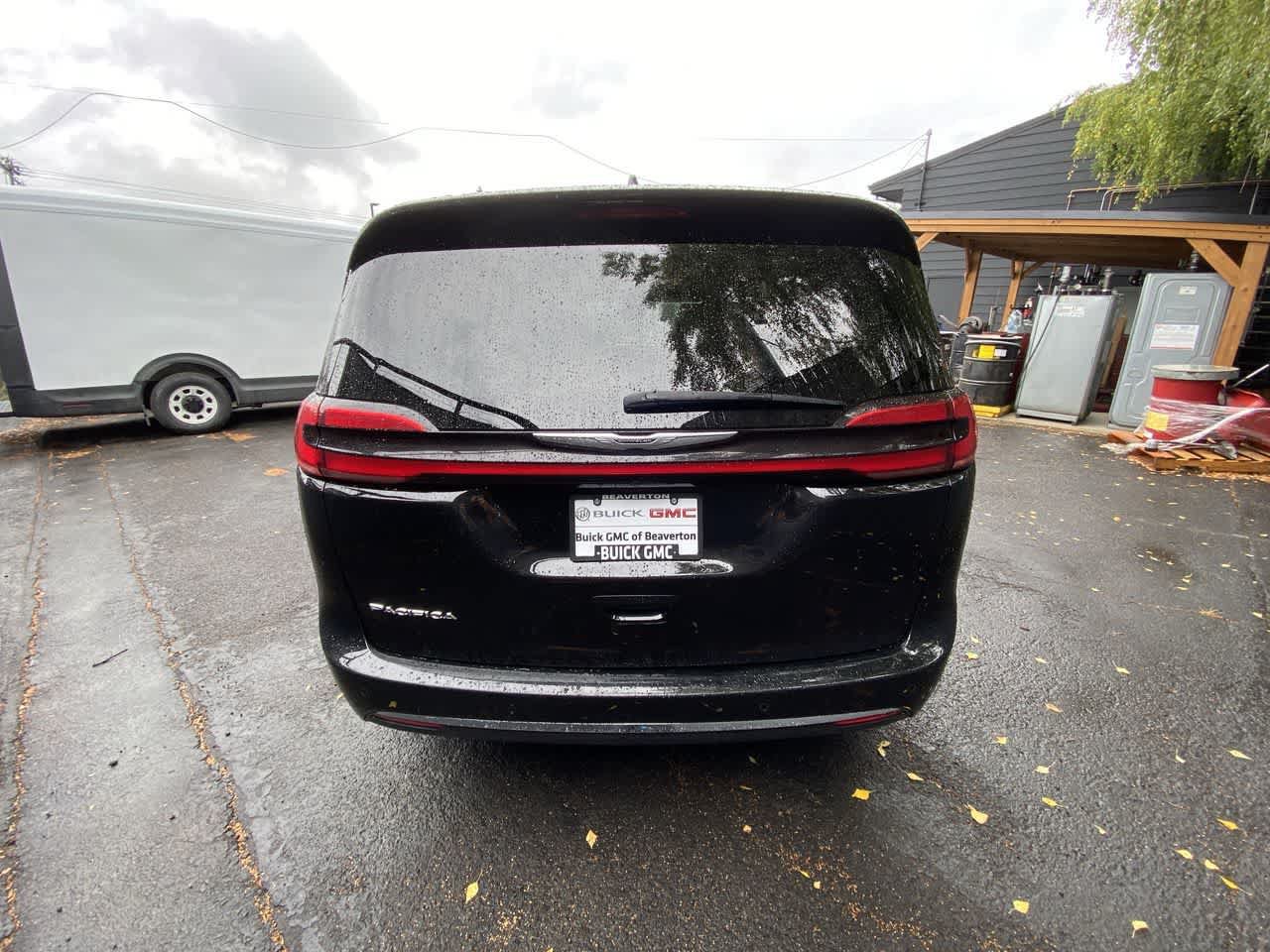 Used 2025 Chrysler Pacifica Select FWD image 5