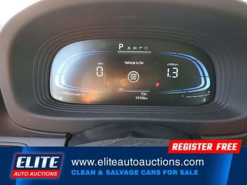 Used 2024 Hyundai Venue Limited image 18