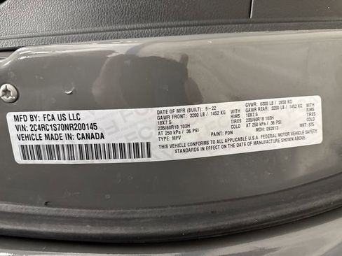 Used 2022 Chrysler Pacifica Limited w/ Uconnect Theater Family Group image 43