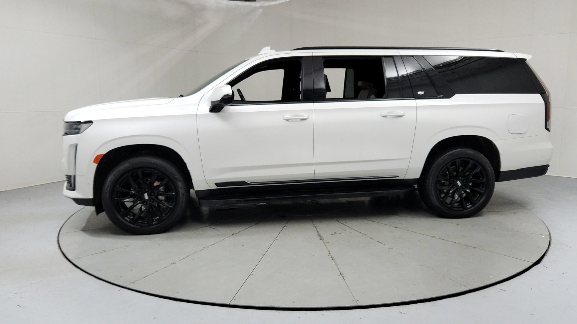 Used 2023 Cadillac Escalade ESV Sport w/ LPO, ONYX Package AWD/4WD image 2