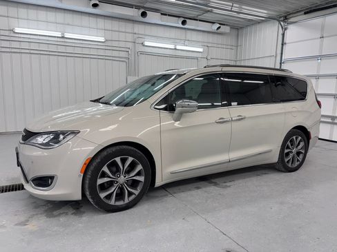 Used 2017 Chrysler Pacifica Limited w/ UConnect Theater Package FWD image 13