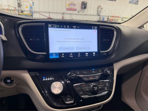 Used 2024 Chrysler Pacifica Touring-L image 13