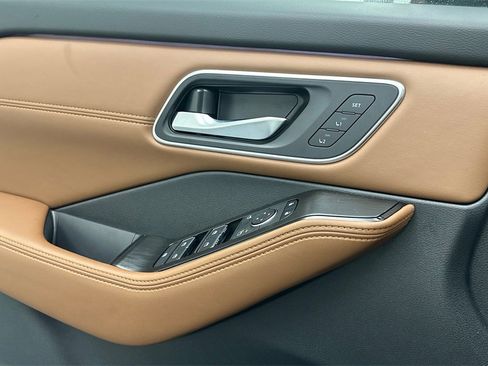 Used 2026 Nissan Rogue Platinum w/ Platinum Premium Package image 16