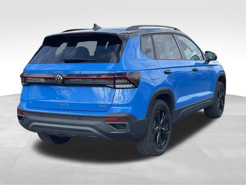 Certified 2025 Volkswagen Taos SE image 4