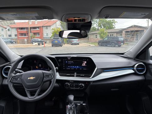 Used 2025 Chevrolet Trax LT FWD image 32