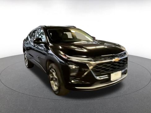 Used 2025 Chevrolet Trax LT image 3