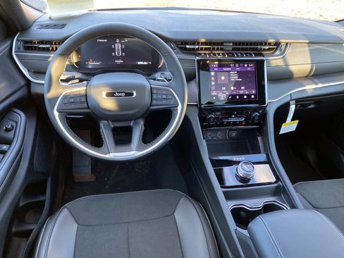 New 2025 Jeep Grand Cherokee Laredo image 10