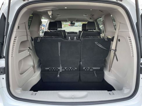 Used 2024 Chrysler Pacifica Touring-L FWD image 10