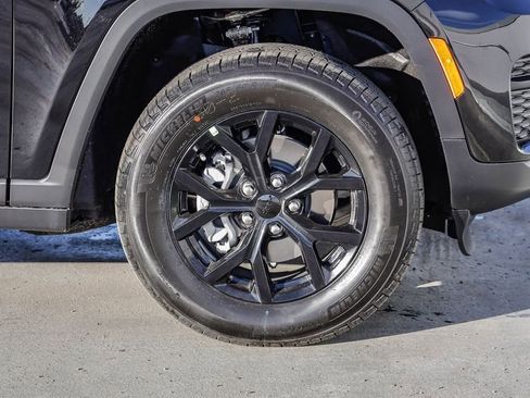 New 2025 Jeep Grand Cherokee Altitude image 11