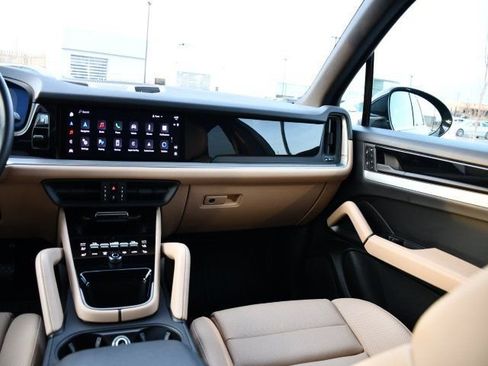 Used 2025 Porsche Cayenne image 20