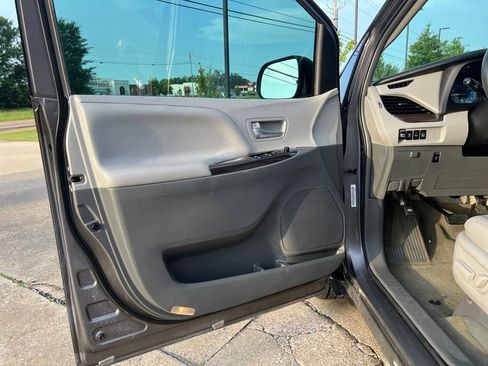 Used 2017 Toyota Sienna XLE image 10