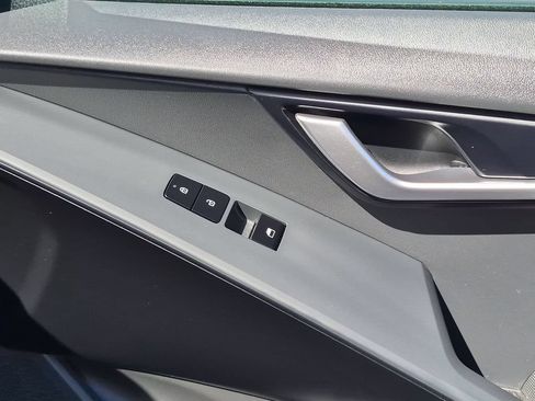 Used 2025 Kia Niro LX FWD image 34