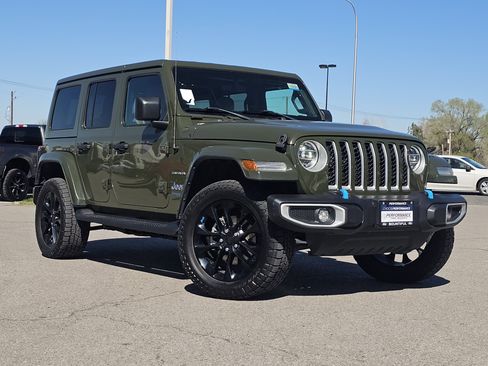 Used 2022 Jeep Wrangler Unlimited Sahara w/ Cold Weather Group AWD/4WD image 2