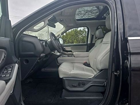 Used 2025 Ford Expedition Active image 10