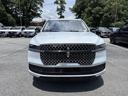 Used 2025 Lincoln Navigator L Reserve AWD/4WD image 2