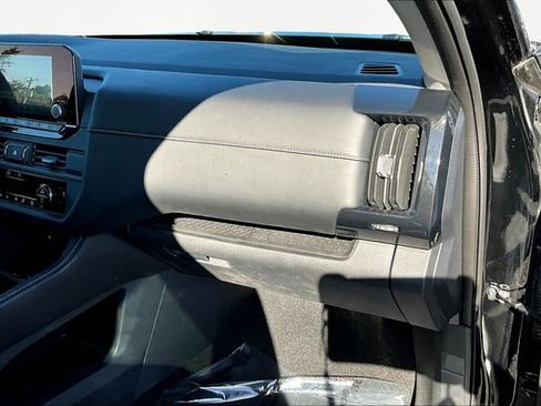 Used 2024 Nissan Pathfinder S image 19