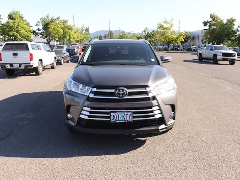 Used 2018 Toyota Highlander XLE AWD/4WD image 2